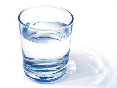 Ménopause et cellulite des bras : boire de l'eau.